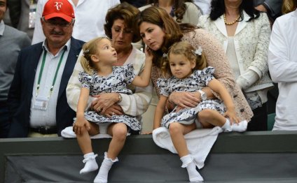 Mirka Federer (centre right)